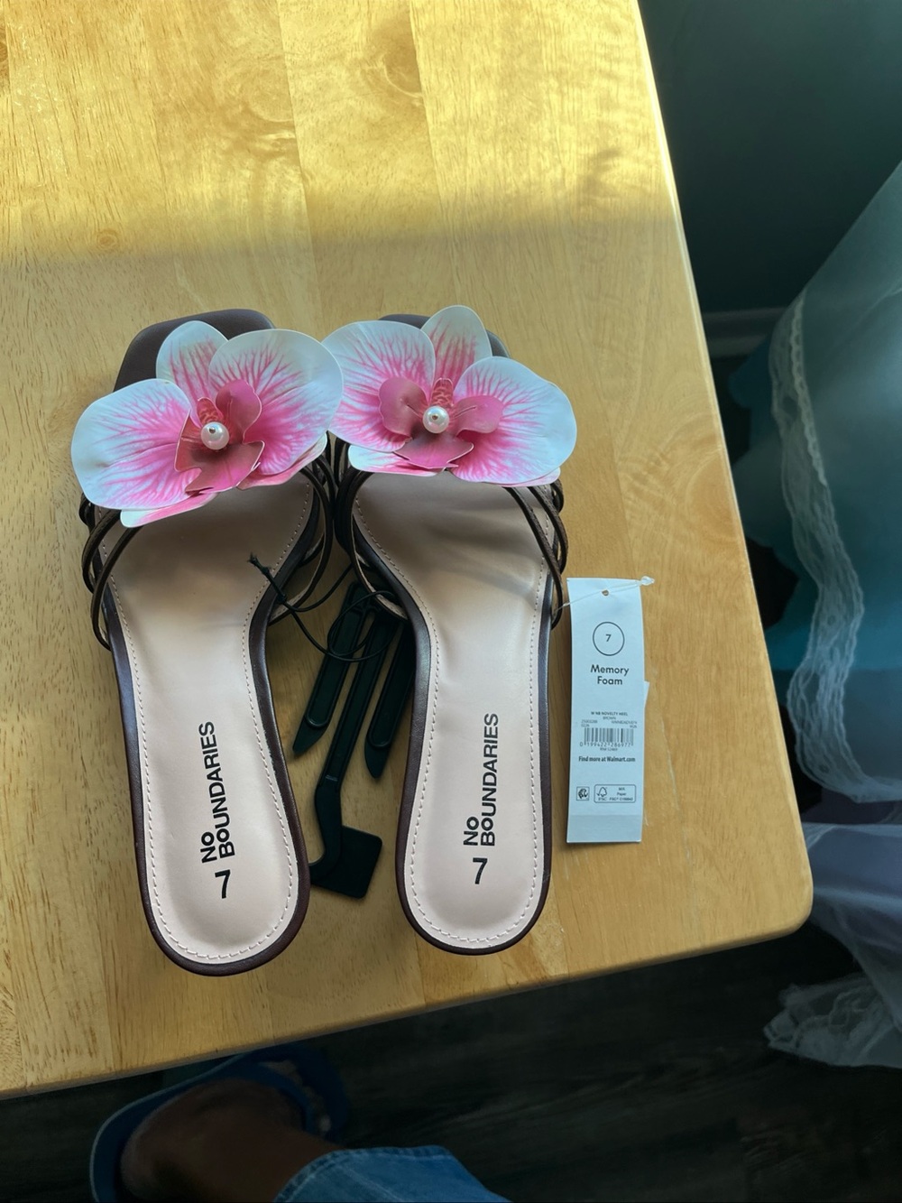 No Boundaries Womens Size 7 Novelty Heeled Sandals Memory Foam 2" Heel Brown NWT